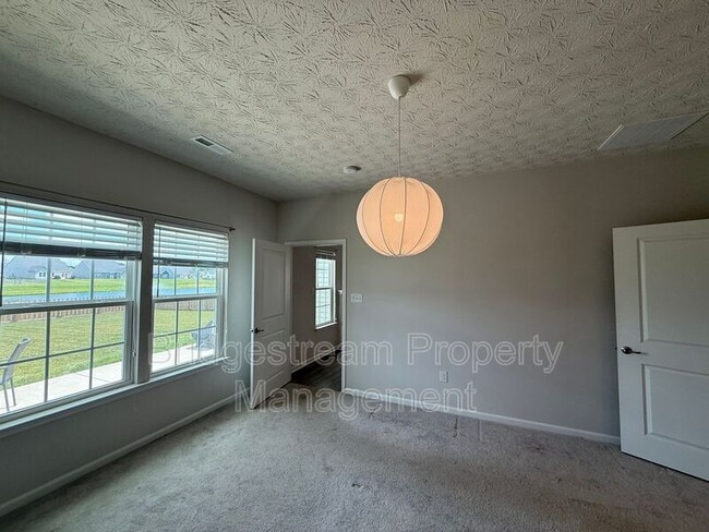 Building Photo - 2194 Schmidt Dr W