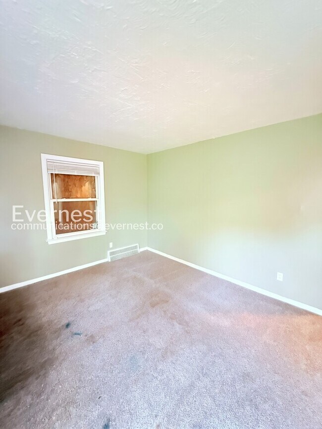 Building Photo - Charming Home with Detached Garage and Basement! | Pet Friendly