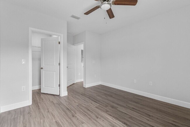 Building Photo - "Charming 3-Bed, 2-Bath Duplex Gem in Port Charlotte - Your Ideal Home Awaits!"