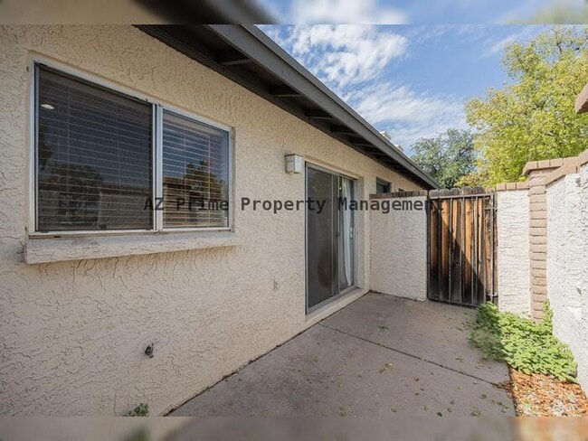 Building Photo - 1025 W Laguna Dr