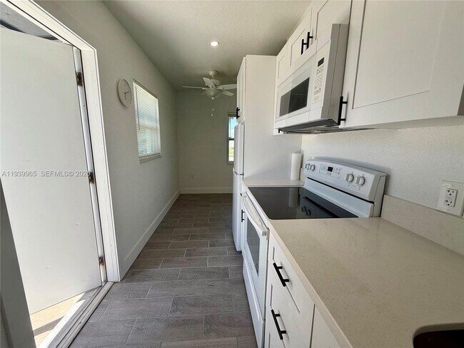 Building Photo - 3460 Normandy Dr