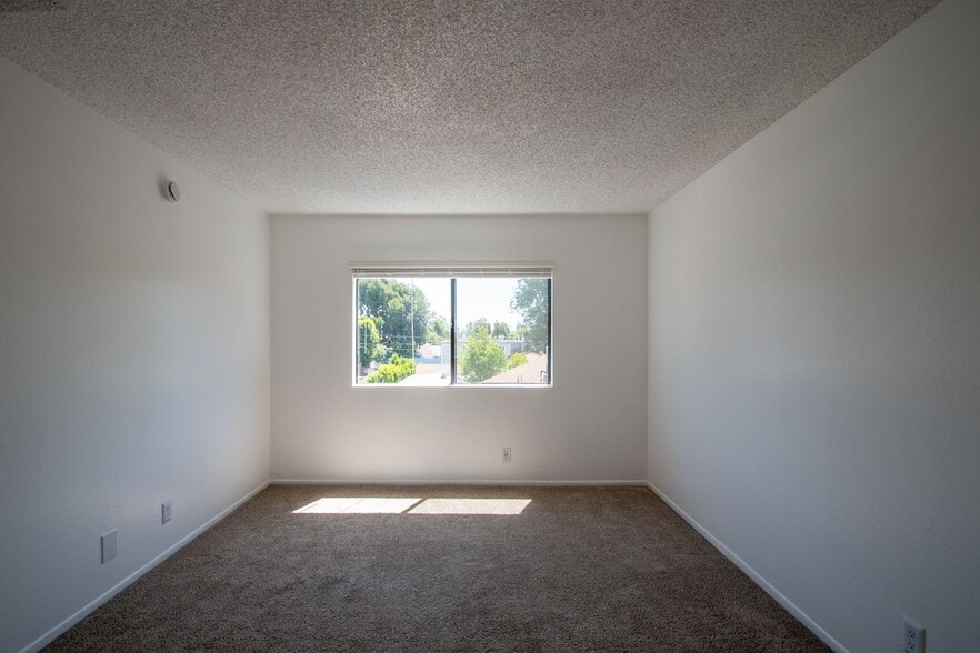 Building Photo - 12249 Oxnard St