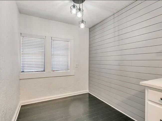 Building Photo - Fully Remolded 2bed/2bath with a Versatile...