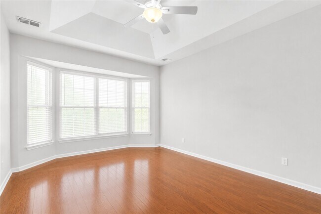 Building Photo - 9002 Meadow View Dr