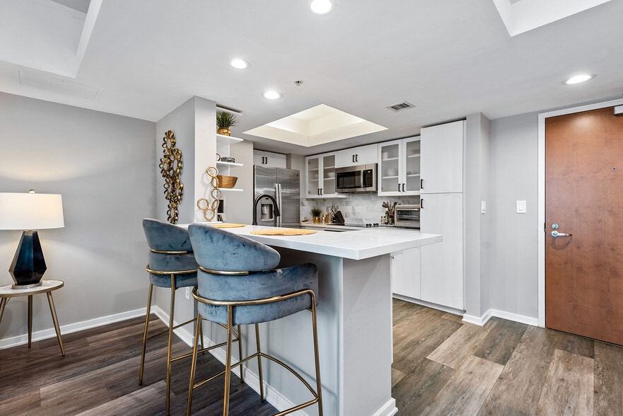 Building Photo - 13700 Marina Pointe Dr
