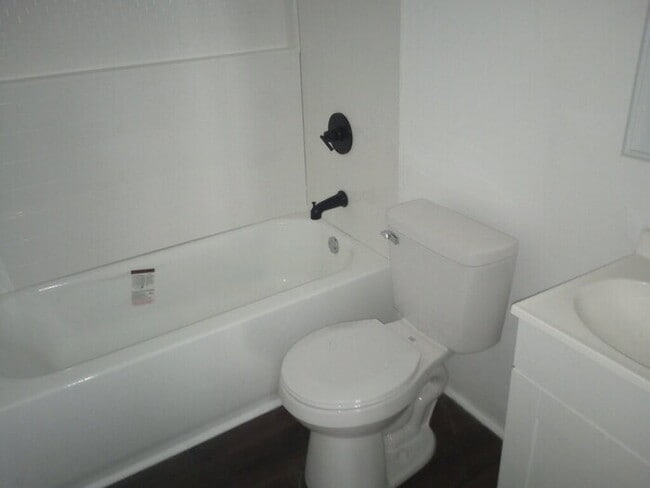 Building Photo - 1 Bedroom 1 Bath in Clinton, SC