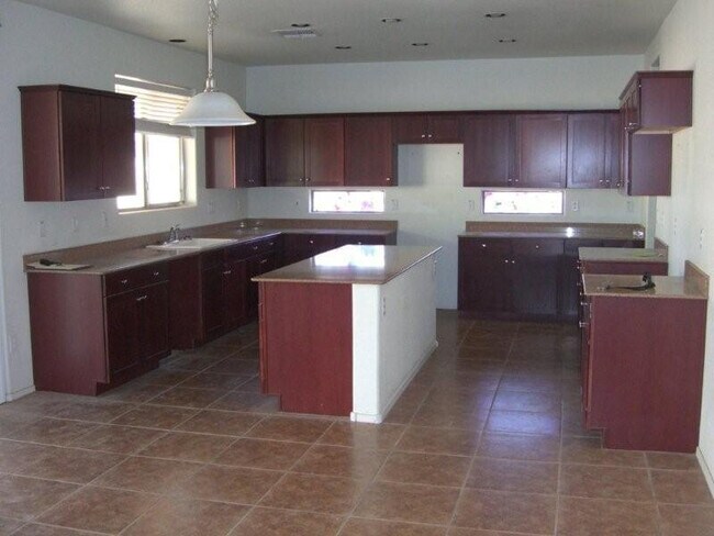 Building Photo - 6907 S Emerald Pl