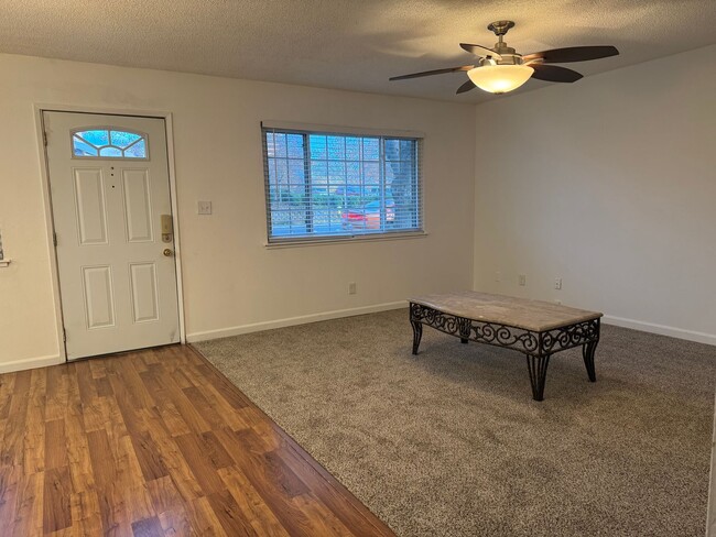 Building Photo - Nicely updated Mequon Condo