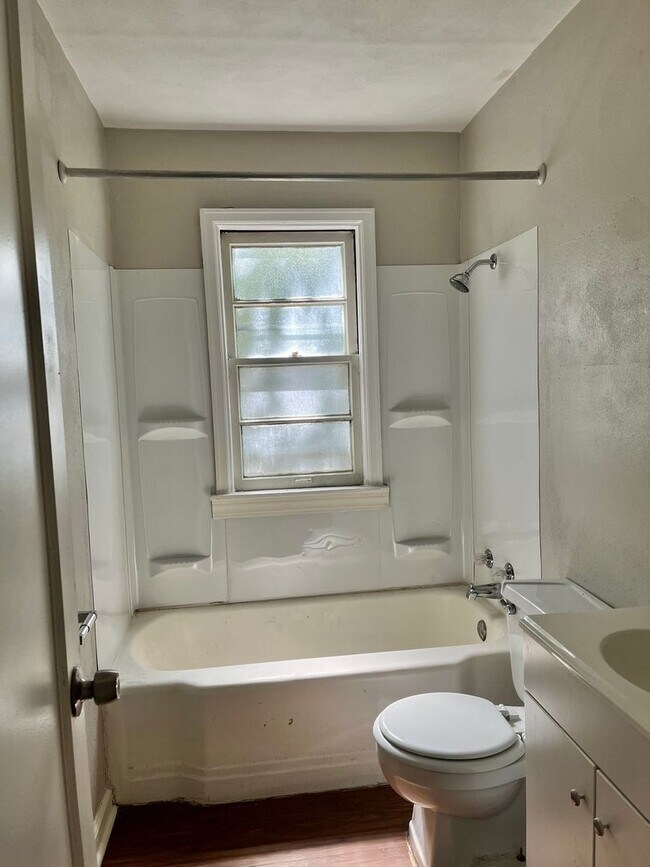 Building Photo - Beautiful 3 bed in Hazelwood