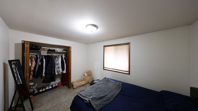 Building Photo - 3 Bed 2 Bath - Large Deck - Per Friendly -...