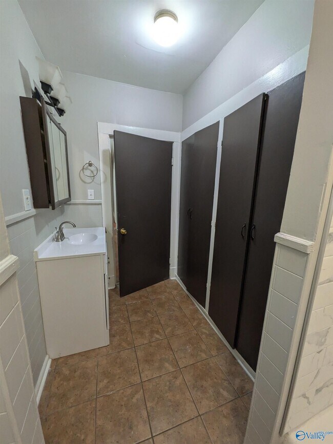 Building Photo - 2404 Whitesburg Dr