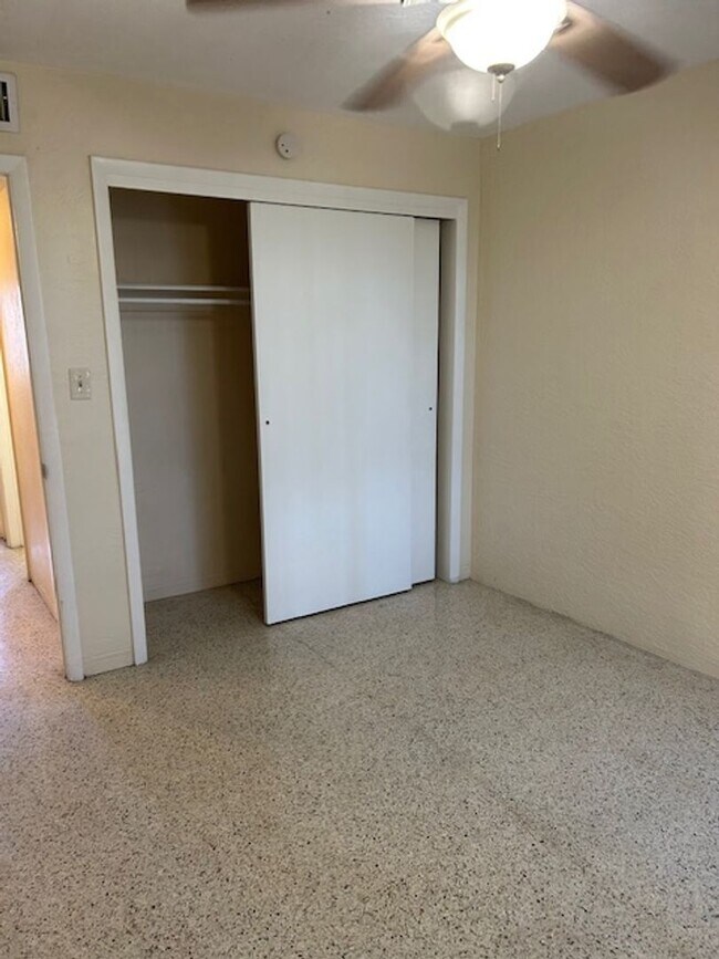 Building Photo - Well maintained 1/1 centrally located