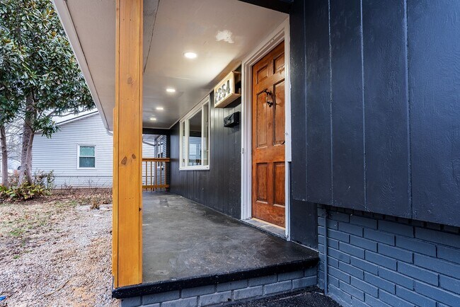 Building Photo - REMODELED 4 BEDROOM HOUSE