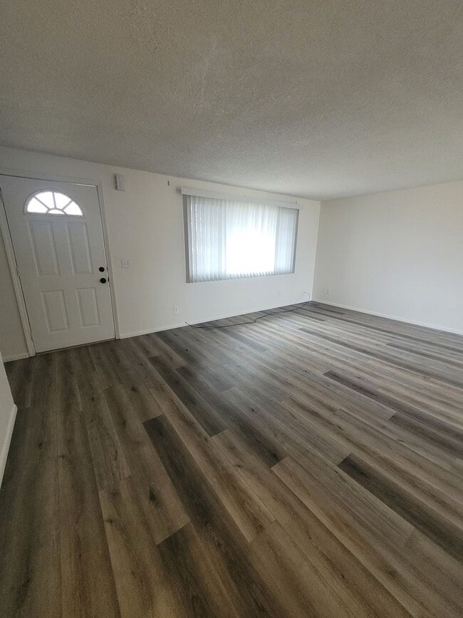 Building Photo - Updated 2BD/1BA Coming Duplex Available