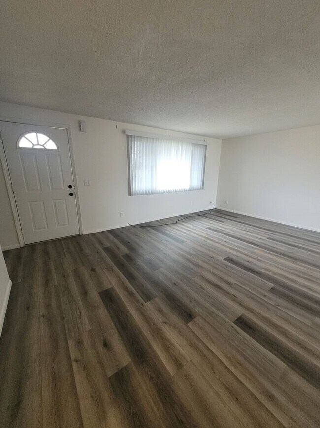 Building Photo - Updated 2BD/1BA Duplex Available right away!