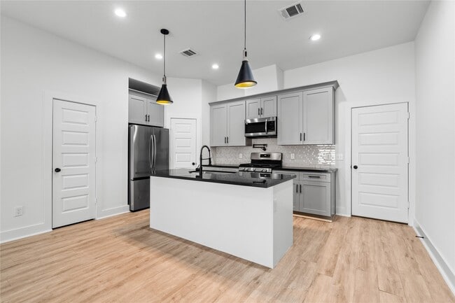 Building Photo - 2213 Lee St