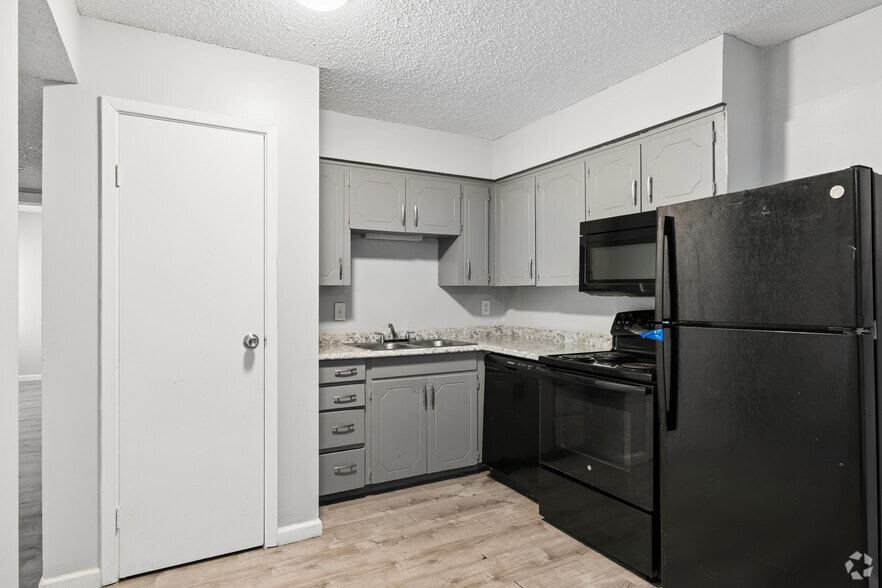 2BR, 1BA - 944SF - Kitchen - Suncrest Apartments