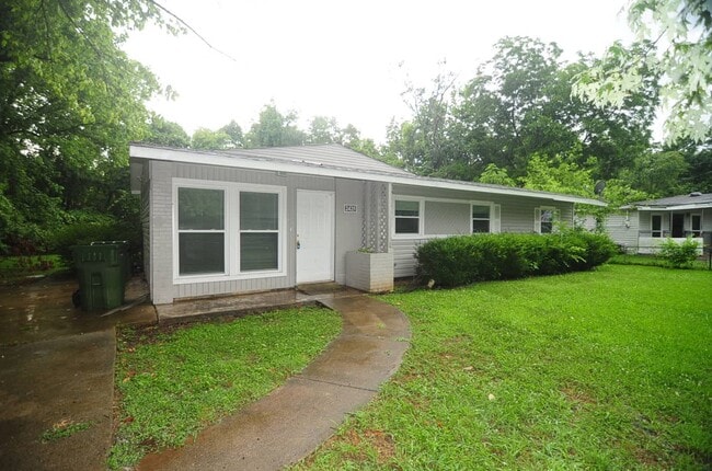 Building Photo - 2425 Tuxedo Dr NW