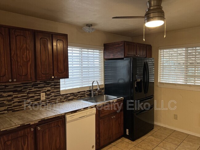 Building Photo - 786 Wilson Ave