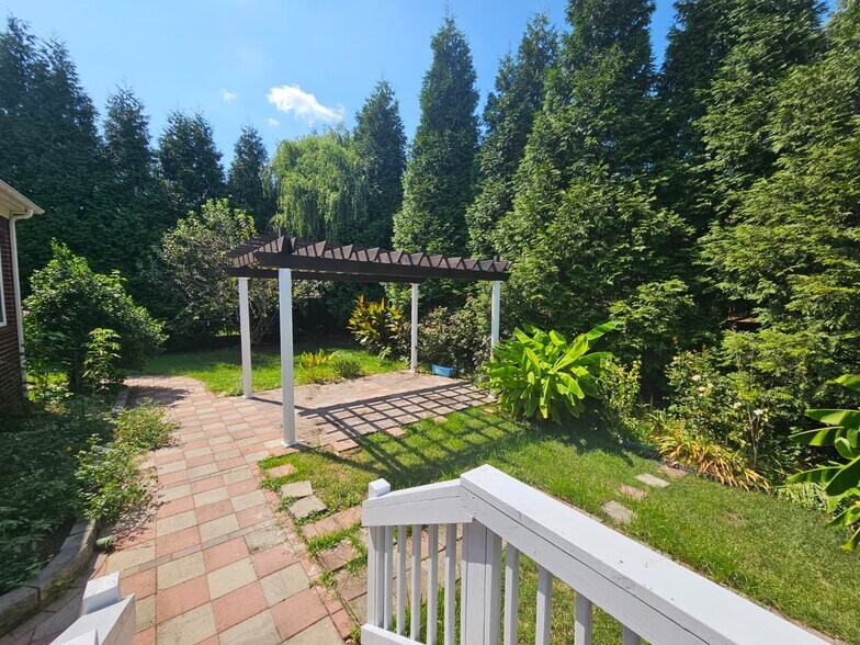 Building Photo - 1530 Bledsoe Ln