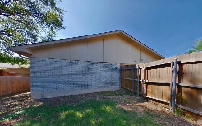 Building Photo - Bright, Spacious, and Ready to Call Home — 3 Bedrooms