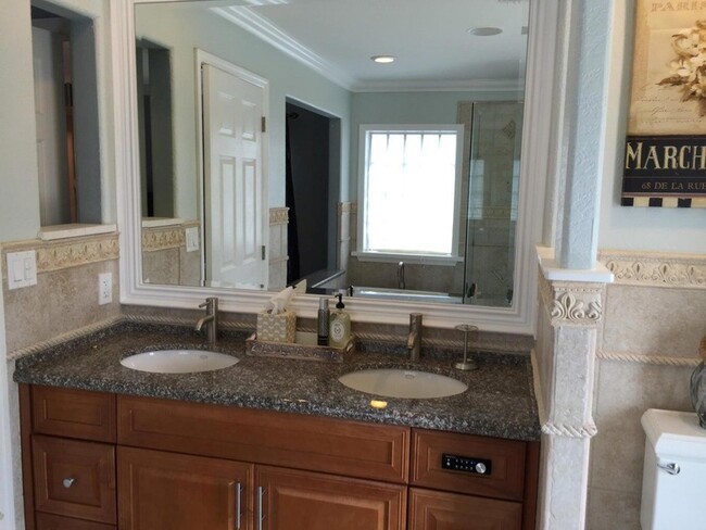 Building Photo - 4610 Pine Tree Dr
