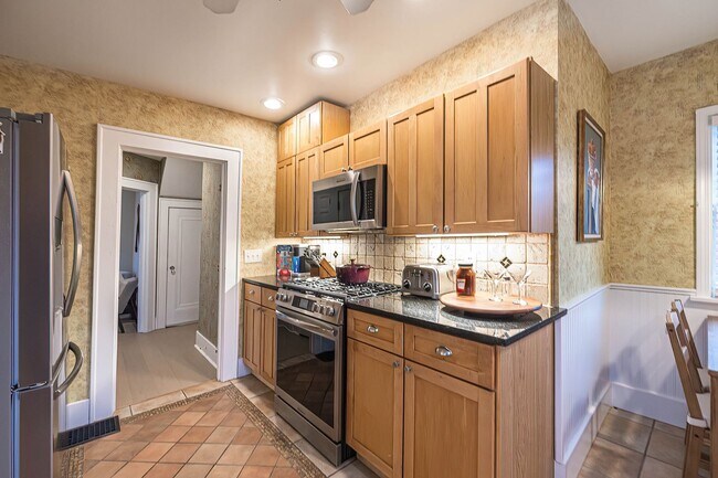 Building Photo - Quaint 4 bedroom Erie Home with Central Air & Garage Parking (Month to Month available)