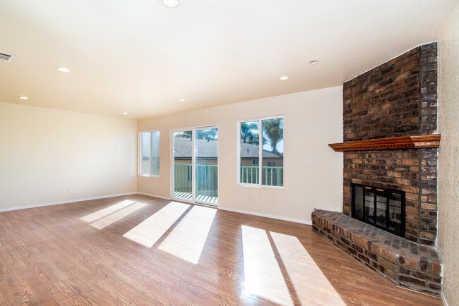 Building Photo - 1908 Broadway St