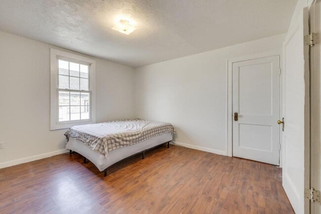 Building Photo - 818 5th St