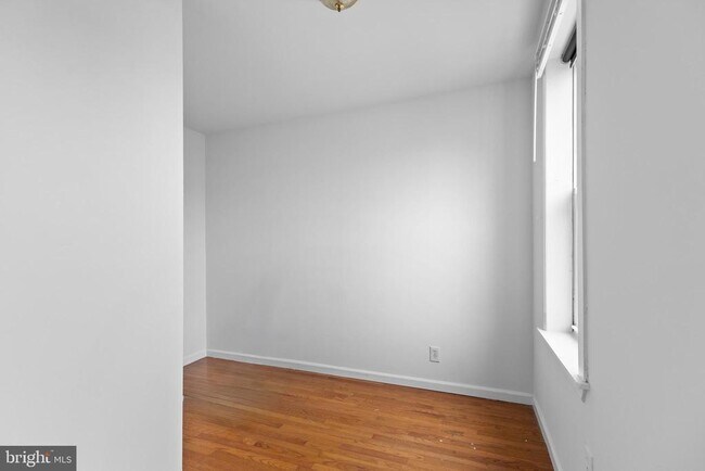 Building Photo - 1625 W Montgomery Ave