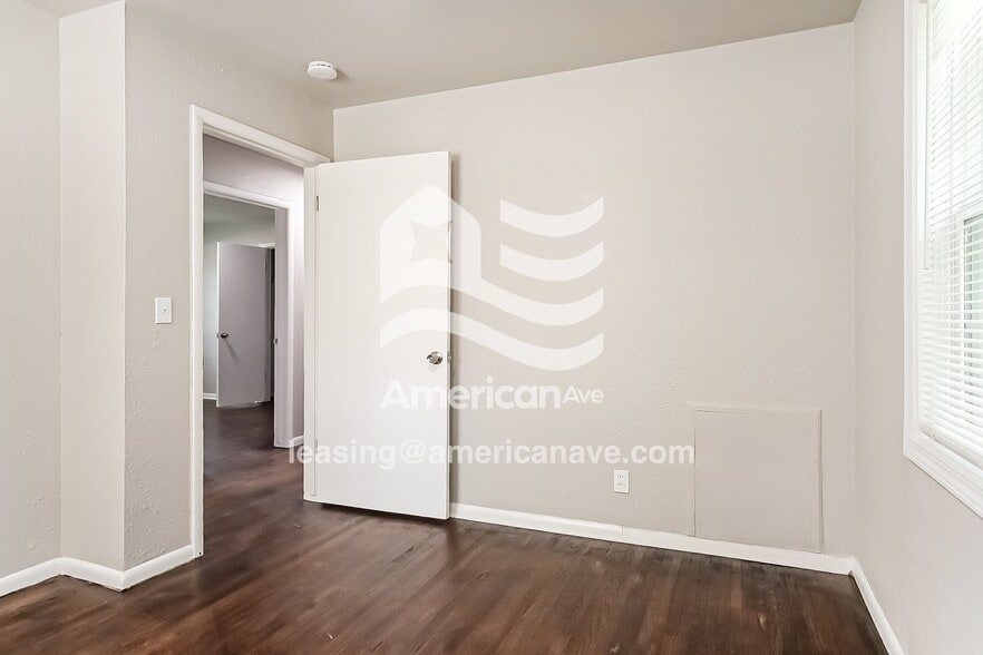 Building Photo - 4633 N St Louis Ave