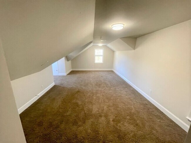 Building Photo - CASTLE LAKES - HOME W/ POOL