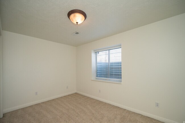 Building Photo - 8004 Old Barn Dr