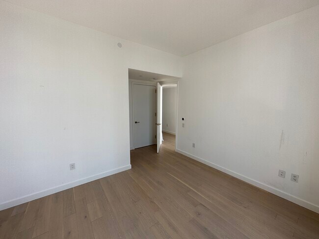 Building Photo - 3 Ct Square W