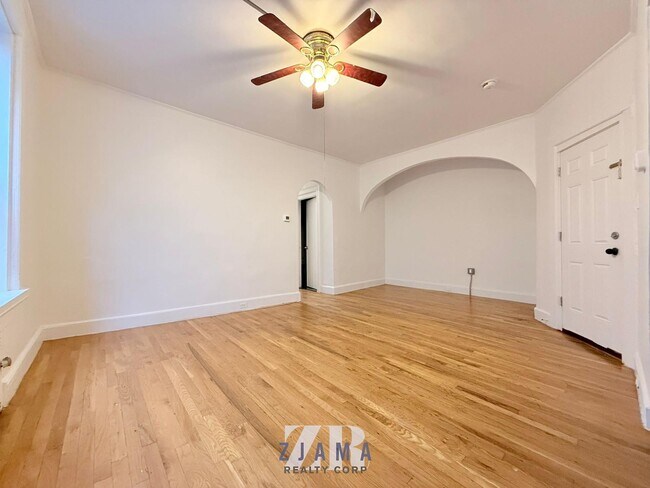 Building Photo - 240 Sullivan Pl