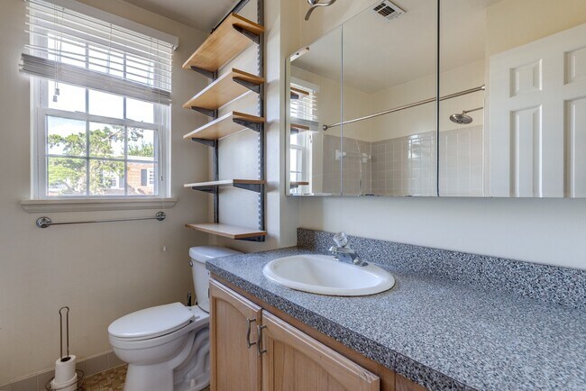 Building Photo - Charming End-Unit Townhouse in Fairlington