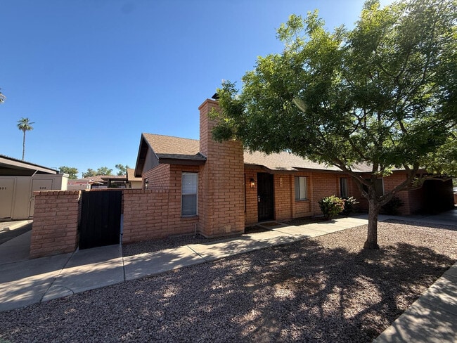 Building Photo - 2527 S Maple Ave