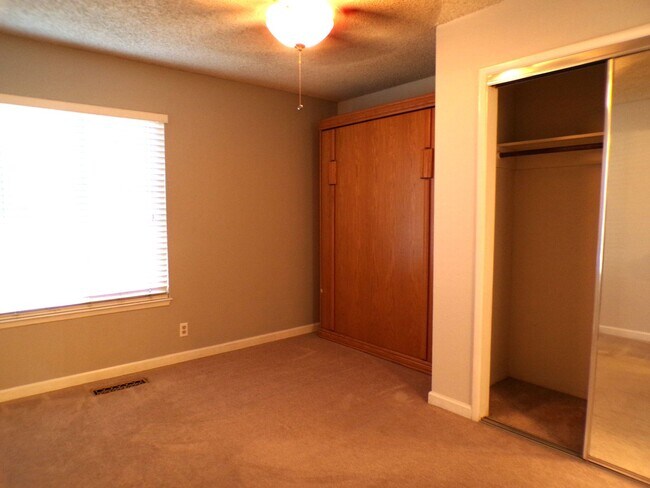 Building Photo - 1600 Fairington Ln