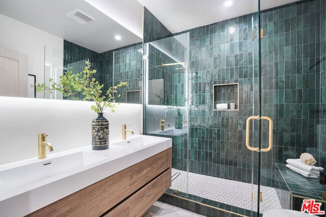 Building Photo - 976 Hyperion Ave