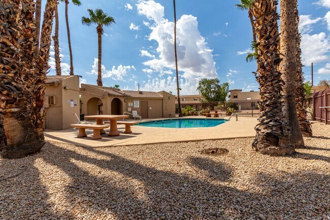 Building Photo - Charming 2-Bed Townhome with Community Poo...
