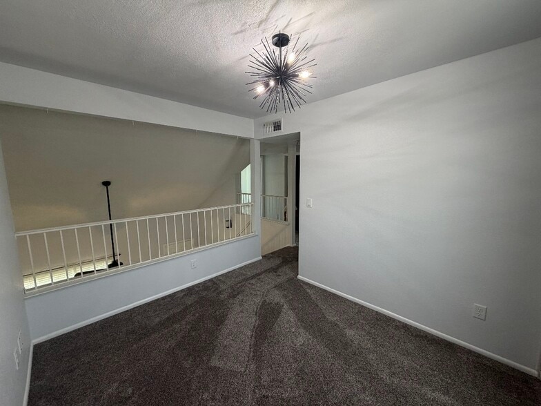 Building Photo - 1582 W Curry Dr