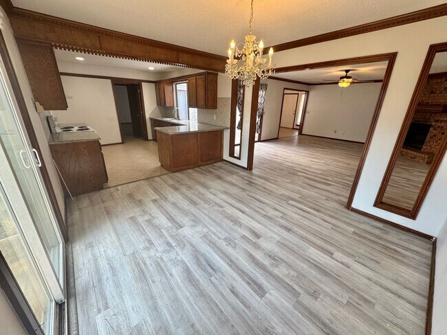 Building Photo - 3 Bed 2 bath!