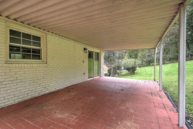Building Photo - Beautiful split foyer home in Colonial Hei...