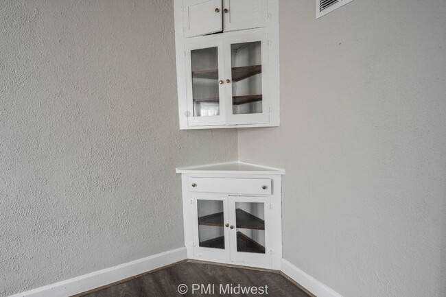 Building Photo - Charming 1-Bedroom Duplex in Indianapolis with Spacious Layout and Convenient Location