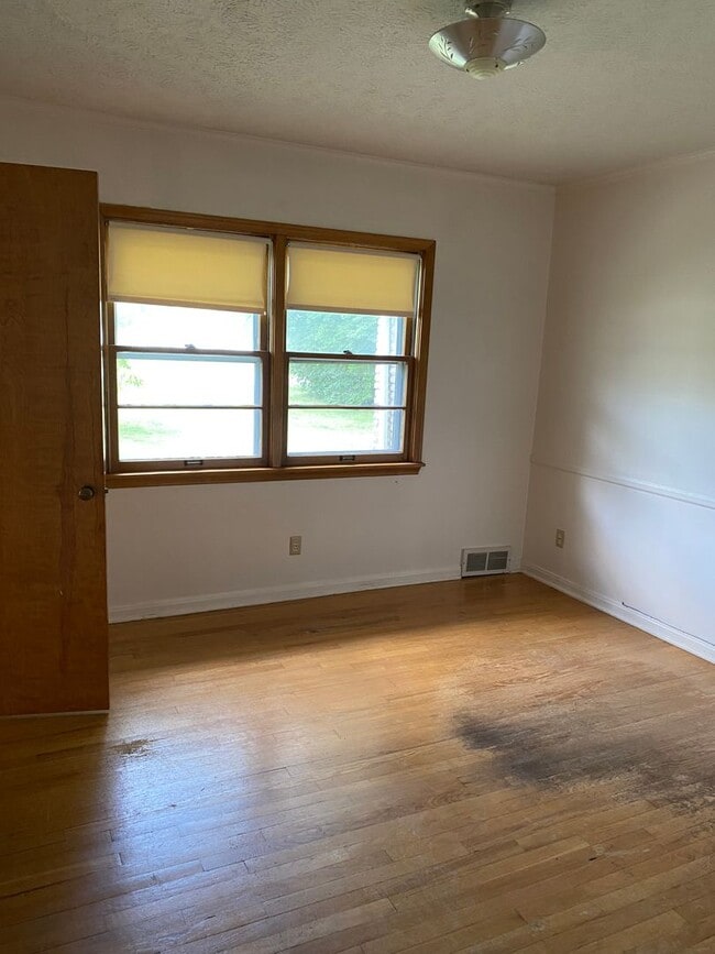 Building Photo - Charming 3 Bedroom, 3 Bathroom Ranch Home ...