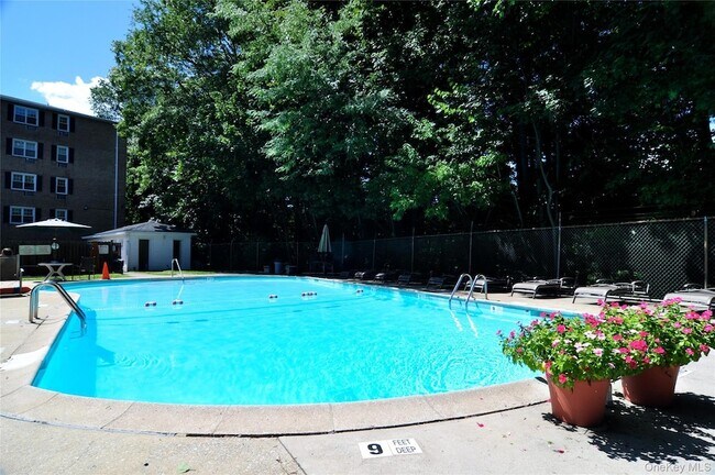 Building Photo - 1 Consulate Dr