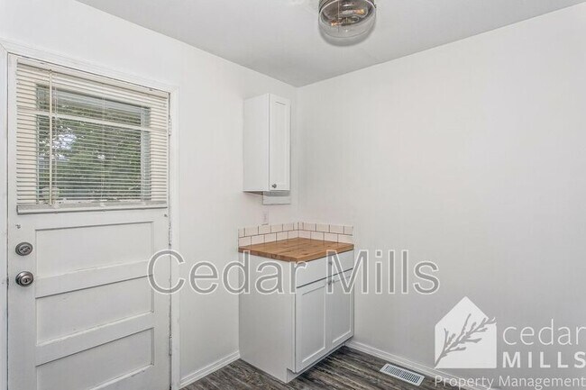 Building Photo - 1422 Cloverdale Dr