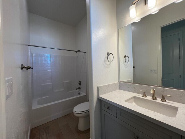 Building Photo - 2112 Daffodil St