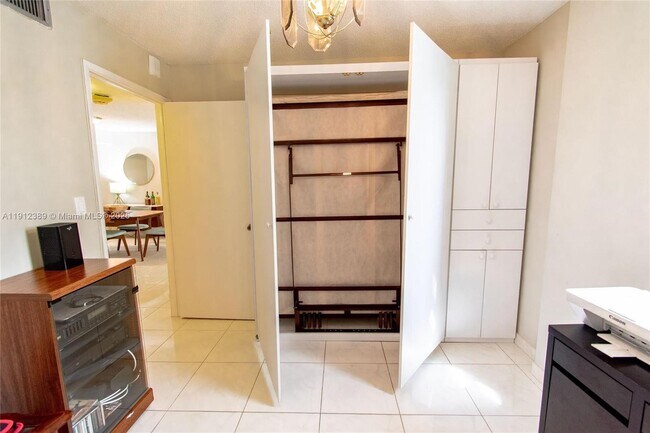 Building Photo - 1621 Collins Ave