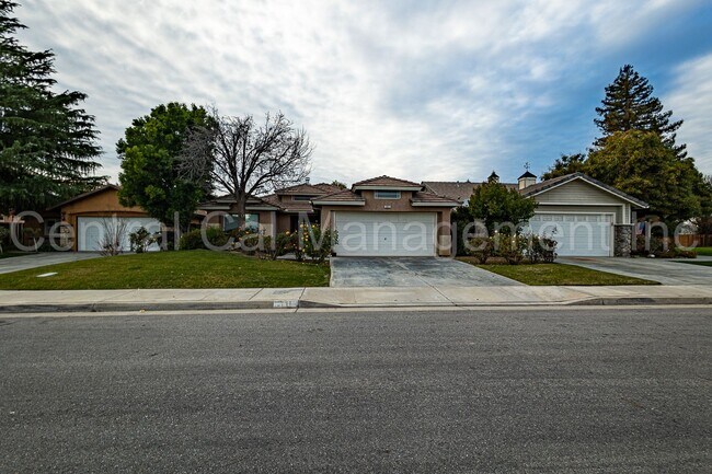 Building Photo - 3 Bedroom/2 Bath Home in RiverLakes - $225...